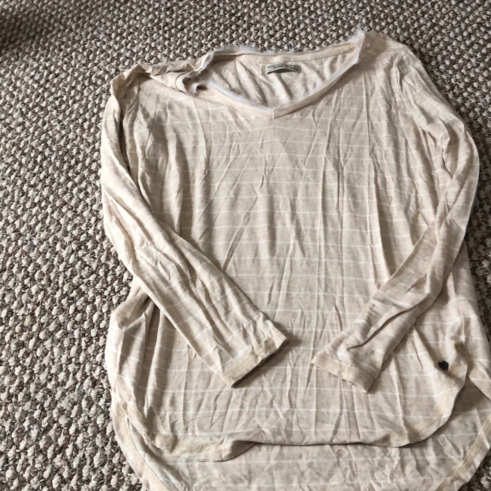 V-neck long sleeve shirt